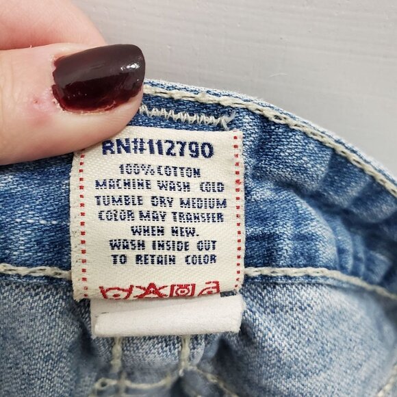 True Religion Women's Bobby Big T Light Wash Distressed Cut Off Bermudas Size 26 - Picture 4 of 7